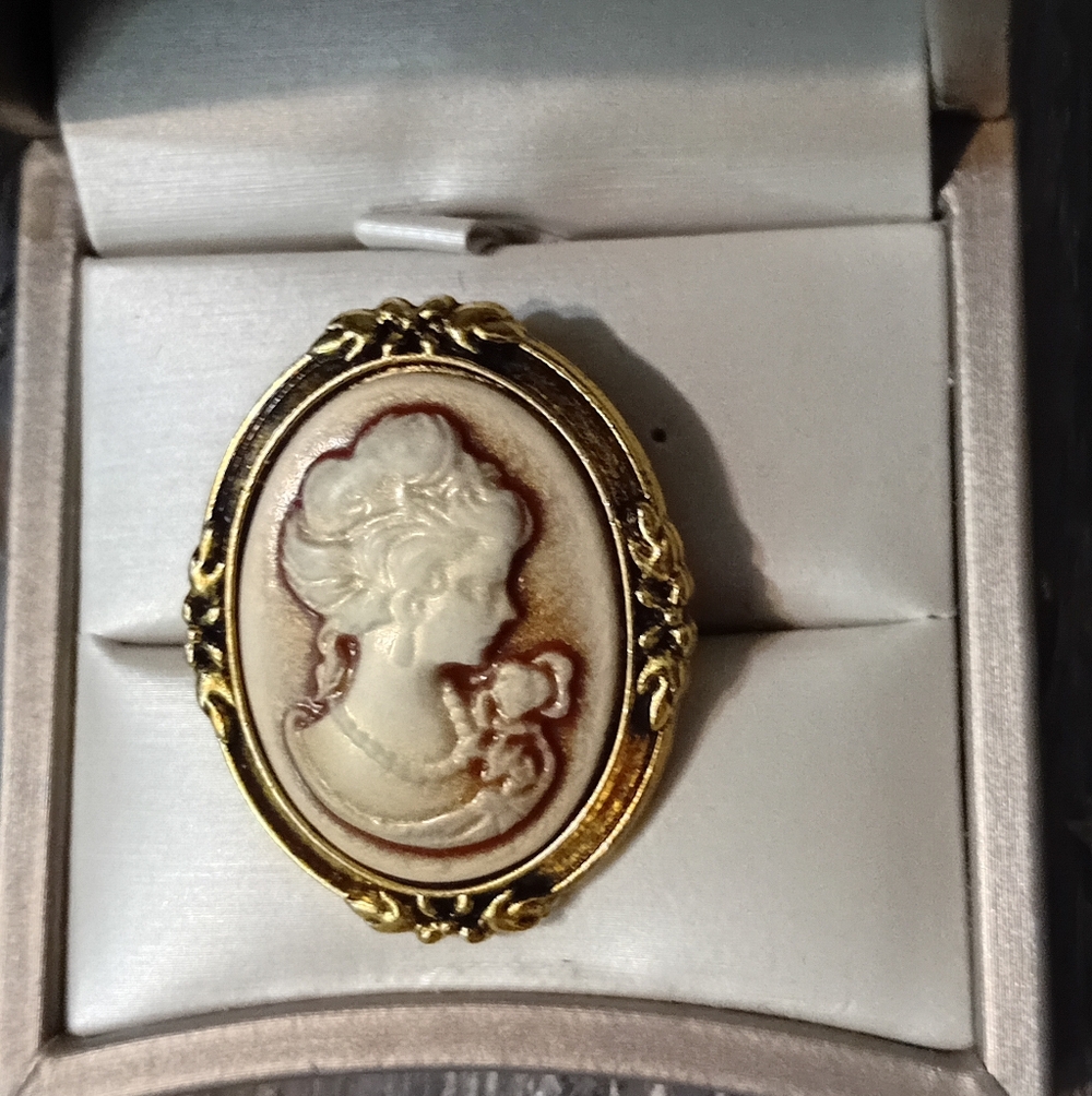 Vintage Gold Toned Cameo Brooch